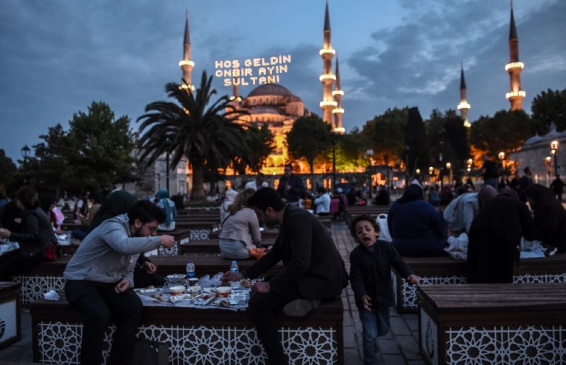 ތުރުކީގެ އިސްތަންބޫލްގެ މިސްކިތެއްގައި ބަޔަކު ރޯދަ ވީއްލަނީ. --ފޮޓޯ:އޭއެފްޕީ