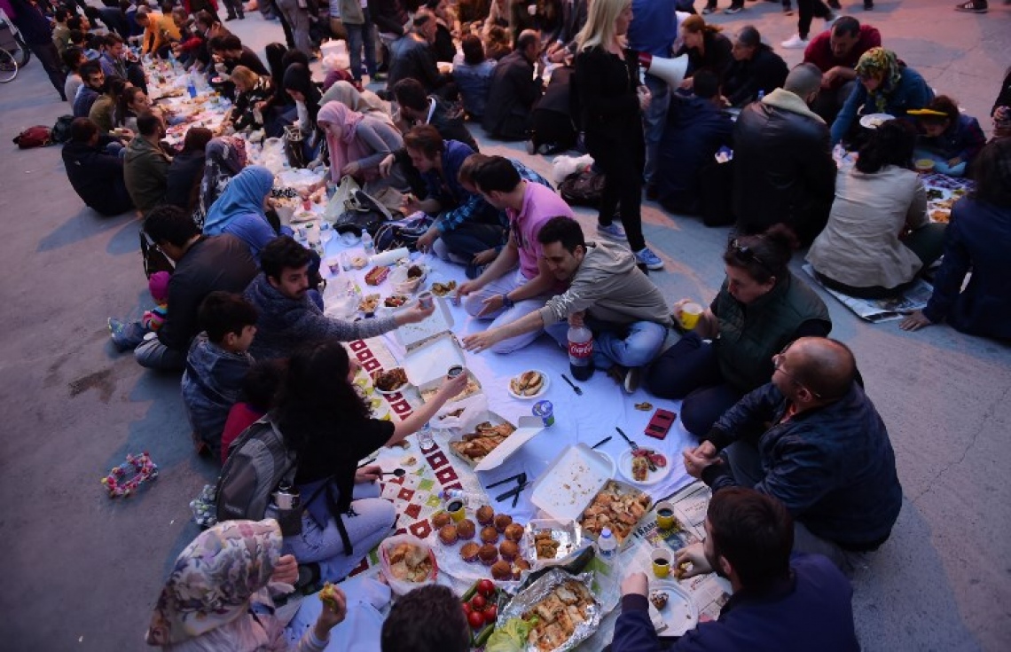 ތުރުކީގެ އިސްތަންބޫލްގެ މިސްކިތެއްގައި ބަޔަކު ރޯދަ ވީއްލަނީ. --ފޮޓޯ:އޭއެފްޕީ