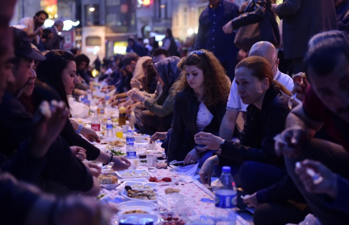 ތުރުކީގެ އިސްތަންބޫލްގައި ބަޔަކު ރޯދަ ވީއްލަނީ. --ފޮޓޯ:އޭއެފްޕީ