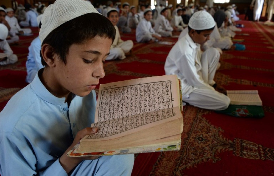 އަފްޣާނިސްތާން ޖަލާލްއާބާދުގެ މިސްކިތެއްގައި ކުޑަ ކުއްޖަކު ގުރުއާން ކިޔަވަނީ.  --ފޮޓޯ:އޭއެފްޕީ