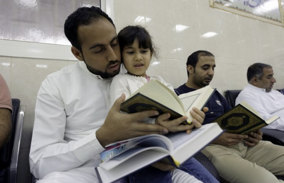 ސައުދީގެ ގާތިފް ޓައުނުގެ މިސްކިތެއްގައި ސައުދީގެ ބަޔަކު ގުރުއާން ކިޔަވަނީ. --ފޮޓޯ:އޭއެފްޕީ