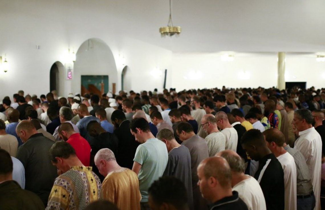 ފްރާންސްގެ ޕެރިހާ ކައިރީގައިވާ މިސްކިތެއްގައި ނަމާދު ކުރަނީ. --ފޮޓޯ:އޭއެފްޕީ