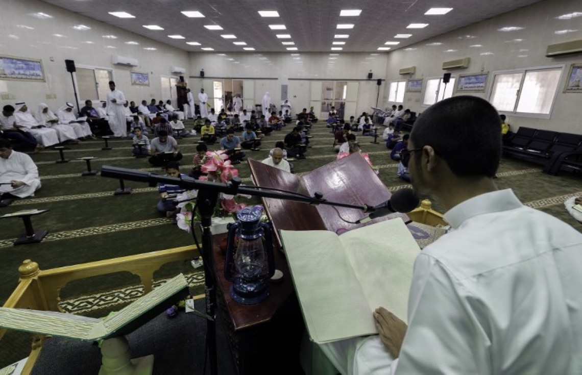 ސައުދީ އަރަބިއާގެ ގާތިފް ޓައުނުގެ މިސްކިތެއްގައި ލޯފަން މީހަކު ގުރުއާން ކިޔަވަނީ.  --ފޮޓޯ:އޭއެފްޕީ