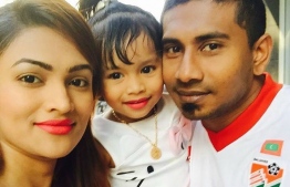 މަހްލޫފް އާއި ނަޒޫ އަދި ދަރިފުޅު އެލީ.