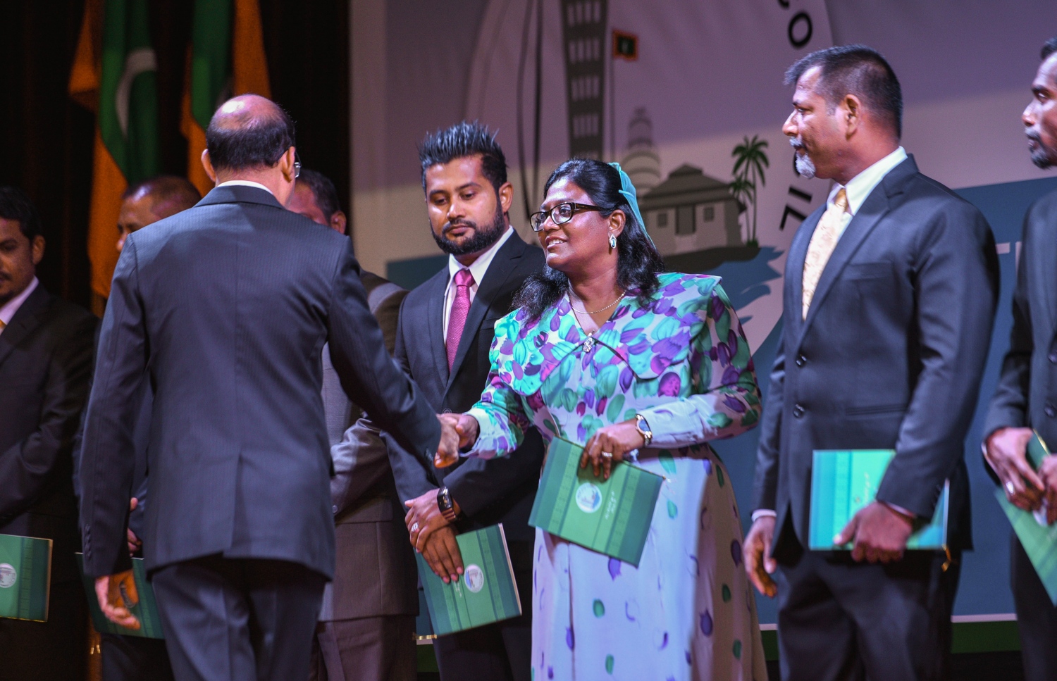 މާލޭ ސިޓީ ކައުންސިލްގެ އާ މެމްބަރުކަމުގެ ހުވާ ކުރެއްވުމަށް ފަހު ޝިފާ، ސުޕްރީމް ކޯޓުގެ ފަނޑިޔާރު އަދި ހުވާލައިދެއްވި އާދަމް މުހައްމަދާ ސަލާމް ކުރައްވަނީ.---މިހާރު ފޮޓޯ: ހުސެއިން ވަހީދު