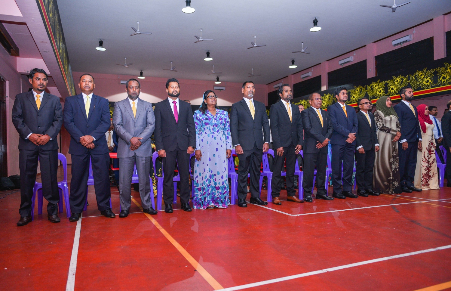 މާލޭ ސިޓީ ކައުންސިލްގެ އާ މެމްބަރުން ހުވާ ކުރެއްވުމަށް ރޭ ބޭއްވި ރަސްމިއްޔާތުގައި އެބޭފުޅުން ބައިވެރިވެވަޑައިގަންނަވަނީ.---މިހާރު ފޮޓޯ: ހުސެއިން ވަހީދު