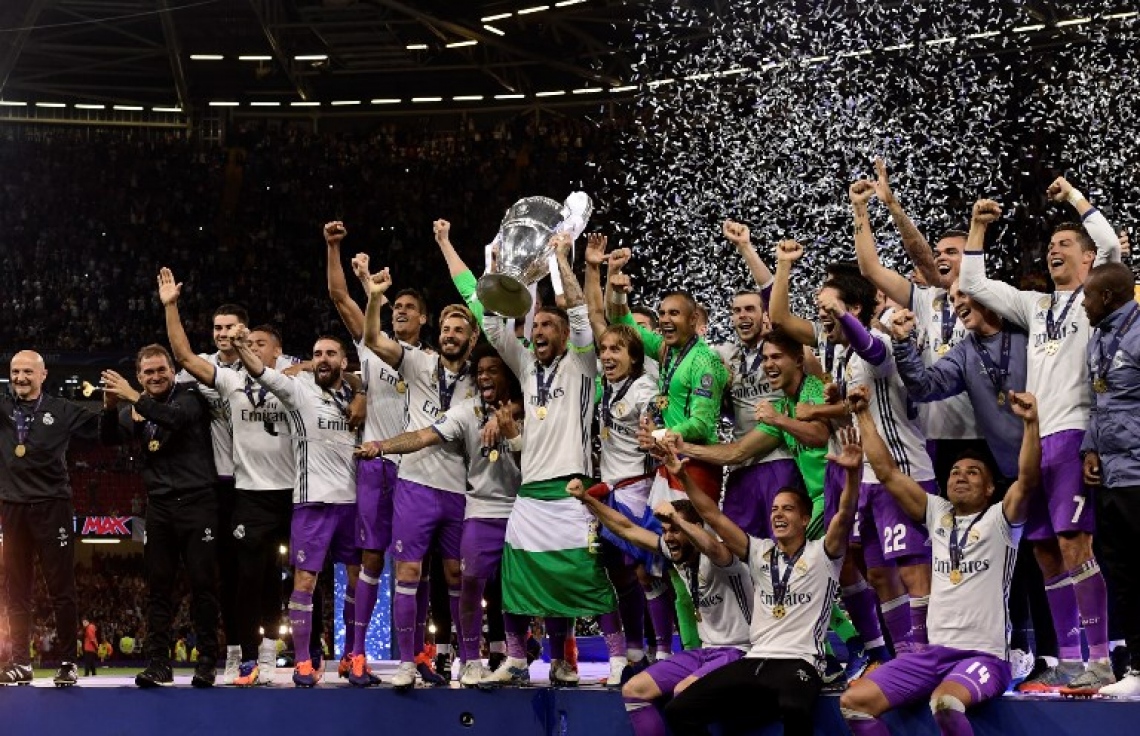 ކާޑިފް، ވޭލްސް: ޖޫން 3، 2017: ވޭލްސްގެ ކާޑިފްގެ މިލޭނިއަމް ސްޓޭޑިއަމުގައި ކުޅުނު ޗެމްޕިއަންސް ލީގުގެ ފައިނަލުގައި ރެއާލް މެޑްރިޑުގެ ކުޅުންތެރިން އުފާފާޅުކުރަނީ: އިޓަލީގެ ޔުވެންޓަސް 4-1 އިން ބަލިކޮށް، 12 ވަނަ ފަހަރަށް ޔުއެފާ ޗެމްޕިއަންސް ލީގު ކާމިޔާބުކޮށް އެ ތަށި ދިފާއުކުރި ފުރަތަމަ ޓީމުގެ ޝަރަފް ސްޕެއިނުގެ ރެއާލް މެޑްރިޑުން ވަނީ ހޯދައިފައި.-- ފޮޓޯ: އޭއެފްޕީ