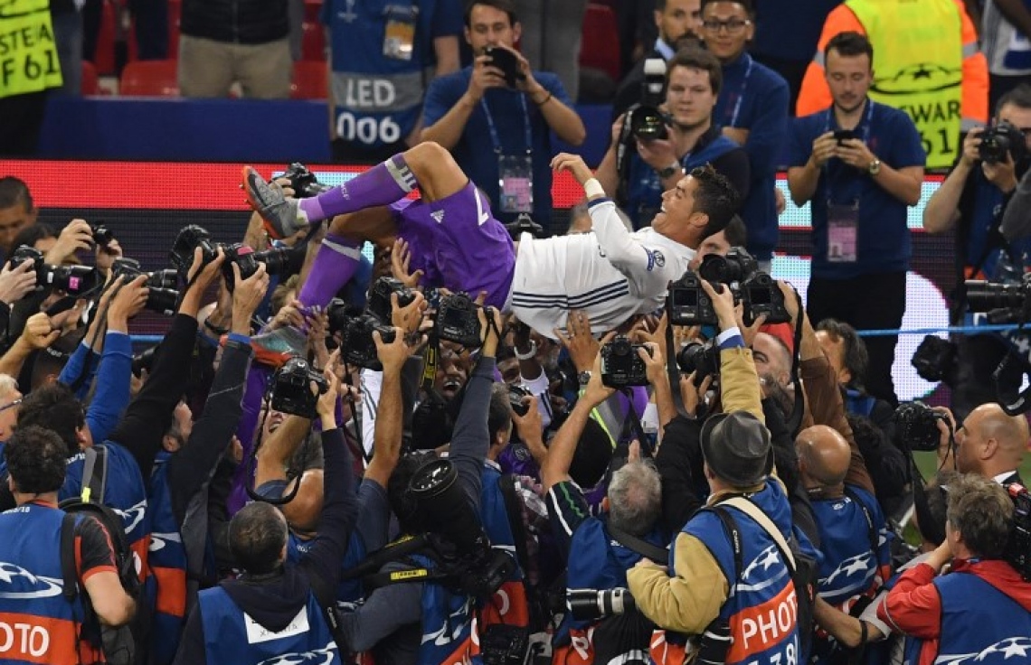 ކާޑިފް، ވޭލްސް: ޖޫން 3، 2017: ވޭލްސްގެ ކާޑިފްގެ މިލޭނިއަމް ސްޓޭޑިއަމުގައި ކުޅުނު ޗެމްޕިއަންސް ލީގުގެ ފައިނަލުގައި ރެއާލް މެޑްރިޑުގެ ފޯވާޑު ކްރިއަސްޓިއާނޯ ރޮނާލްޑޯ އުފުލާލަނީ: އިޓަލީގެ ޔުވެންޓަސް 4-1 އިން ބަލިކޮށް، 12 ވަނަ ފަހަރަށް ޔުއެފާ ޗެމްޕިއަންސް ލީގު ކާމިޔާބުކޮށް އެ ތަށި ދިފާއުކުރި ފުރަތަމަ ޓީމުގެ ޝަރަފް ސްޕެއިނުގެ ރެއާލް މެޑްރިޑުން ވަނީ ހޯދައިފައި.-- ފޮޓޯ: އޭއެފްޕީ