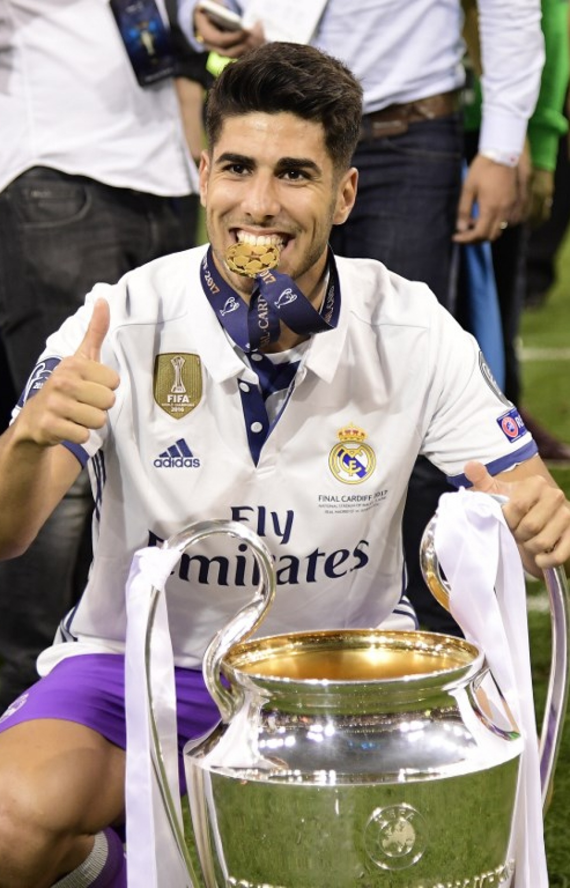 ކާޑިފް، ވޭލްސް: ޖޫން 3، 2017: ވޭލްސްގެ ކާޑިފްގެ މިލޭނިއަމް ސްޓޭޑިއަމުގައި ކުޅުނު ޗެމްޕިއަންސް ލީގުގެ ފައިނަލުގައި ރެއާލް މެޑްރިޑުގެ މިޑް ފީލްޑަރު މަރްކޯ އަސެންސިއޯ ތައްޓާއެކު ފޮޓޯއަކަށް ހުއްޓިގެން: އިޓަލީގެ ޔުވެންޓަސް 4-1 އިން ބަލިކޮށް، 12 ވަނަ ފަހަރަށް ޔުއެފާ ޗެމްޕިއަންސް ލީގު ކާމިޔާބުކޮށް އެ ތަށި ދިފާއުކުރި ފުރަތަމަ ޓީމުގެ ޝަރަފް ސްޕެއިނުގެ ރެއާލް މެޑްރިޑުން ވަނީ ހޯދައިފައި.-- ފޮޓޯ: އޭއެފްޕީ