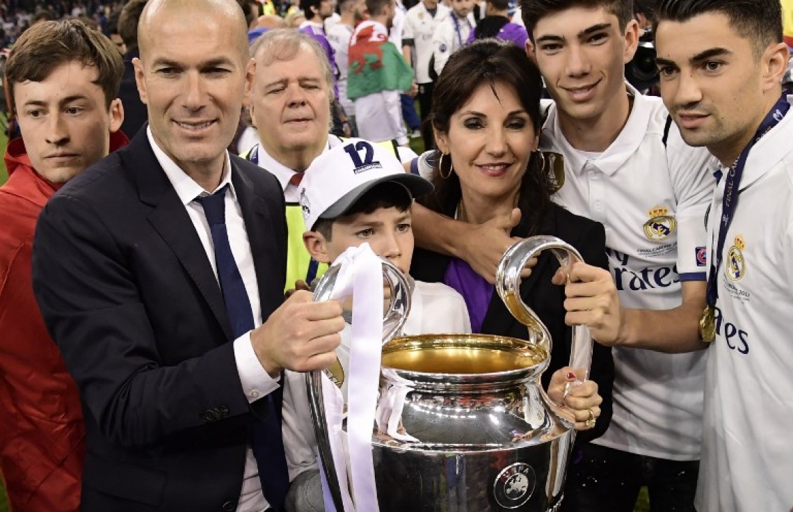 ކާޑިފް، ވޭލްސް: ޖޫން 3، 2017: ވޭލްސްގެ ކާޑިފްގެ މިލޭނިއަމް ސްޓޭޑިއަމުގައި ކުޅުނު ޗެމްޕިއަންސް ލީގުގެ ފައިނަލުގައި ރެއާލް މެޑްރިޑުގެ ކޯޗު ޒައިނުއްދީން ޒިދާން(ވ) އަދި އަންހެނުން ވިރޯނިކާއި ދަރިން ތަށި އުފުލާލަނީ: އިޓަލީގެ ޔުވެންޓަސް 4-1 އިން ބަލިކޮށް، 12 ވަނަ ފަހަރަށް ޔުއެފާ ޗެމްޕިއަންސް ލީގު ކާމިޔާބުކޮށް އެ ތަށި ދިފާއުކުރި ފުރަތަމަ ޓީމުގެ ޝަރަފް ސްޕެއިނުގެ ރެއާލް މެޑްރިޑުން ވަނީ ހޯދައިފައި.-- ފޮޓޯ: އޭއެފްޕީ