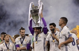 Real Madrid's Spanish midfielder Isco (3rd-R) lifts the trophy after Real Madrid won the UEFA Champions League final football match between Juventus and Real Madrid at The Principality Stadium in Cardiff, south Wales, on June 3, 2017. / AFP PHOTO / JAVIER SORIANO