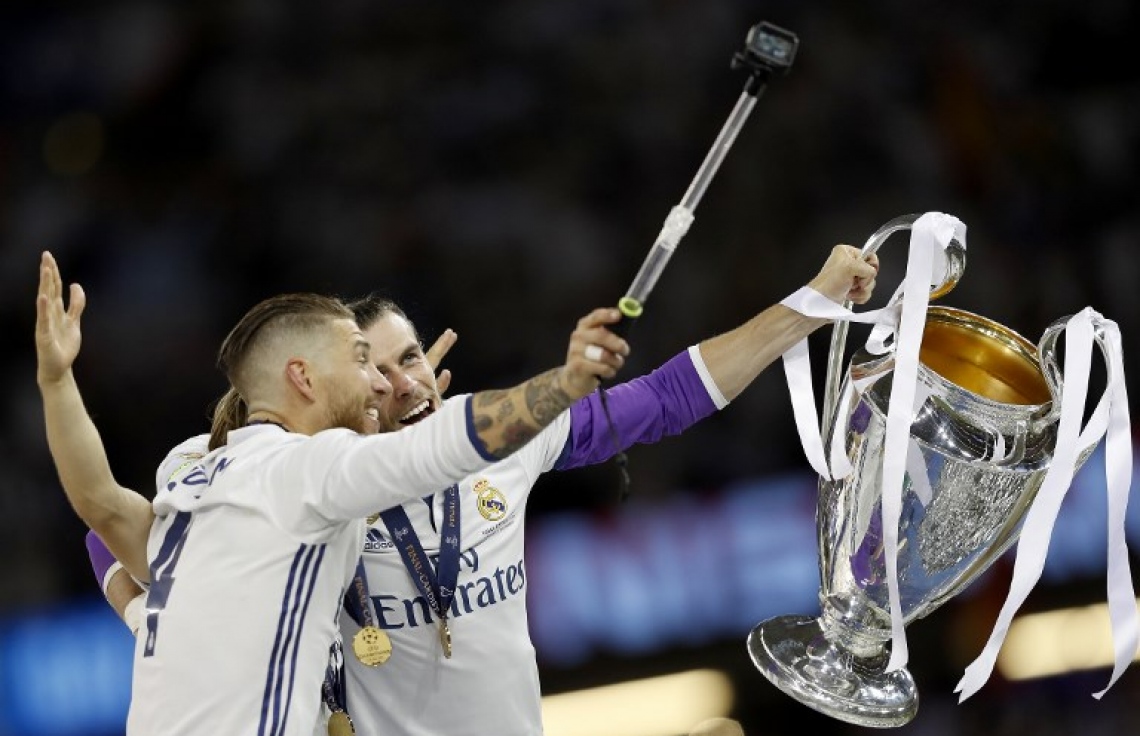 ކާޑިފް، ވޭލްސް: ޖޫން 3، 2017: ވޭލްސްގެ ކާޑިފްގެ މިލޭނިއަމް ސްޓޭޑިއަމުގައި ކުޅުނު ޗެމްޕިއަންސް ލީގުގެ ފައިނަލުގައި ރެއާލް މެޑްރިޑުގެ ކެޕްޓަން ސާޖިއޯ ރާމޯސް އަދި ފޯވާޑް ގަރެތު ބޭލް ތައްޓާއެކު ސެލްފީއެއް ނަގަނީ: އިޓަލީގެ ޔުވެންޓަސް 4-1 އިން ބަލިކޮށް، 12 ވަނަ ފަހަރަށް ޔުއެފާ ޗެމްޕިއަންސް ލީގު ކާމިޔާބުކޮށް އެ ތަށި ދިފާއުކުރި ފުރަތަމަ ޓީމުގެ ޝަރަފް ސްޕެއިނުގެ ރެއާލް މެޑްރިޑުން ވަނީ ހޯދައިފައި.-- ފޮޓޯ: އޭއެފްޕީ