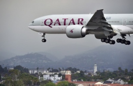 (FILES) This file photo shows a Qatar Airways aircraft coming in for a landing at Los Angeles International Airport. PHOTO:  FREDERIC J. BROWN/ AFP