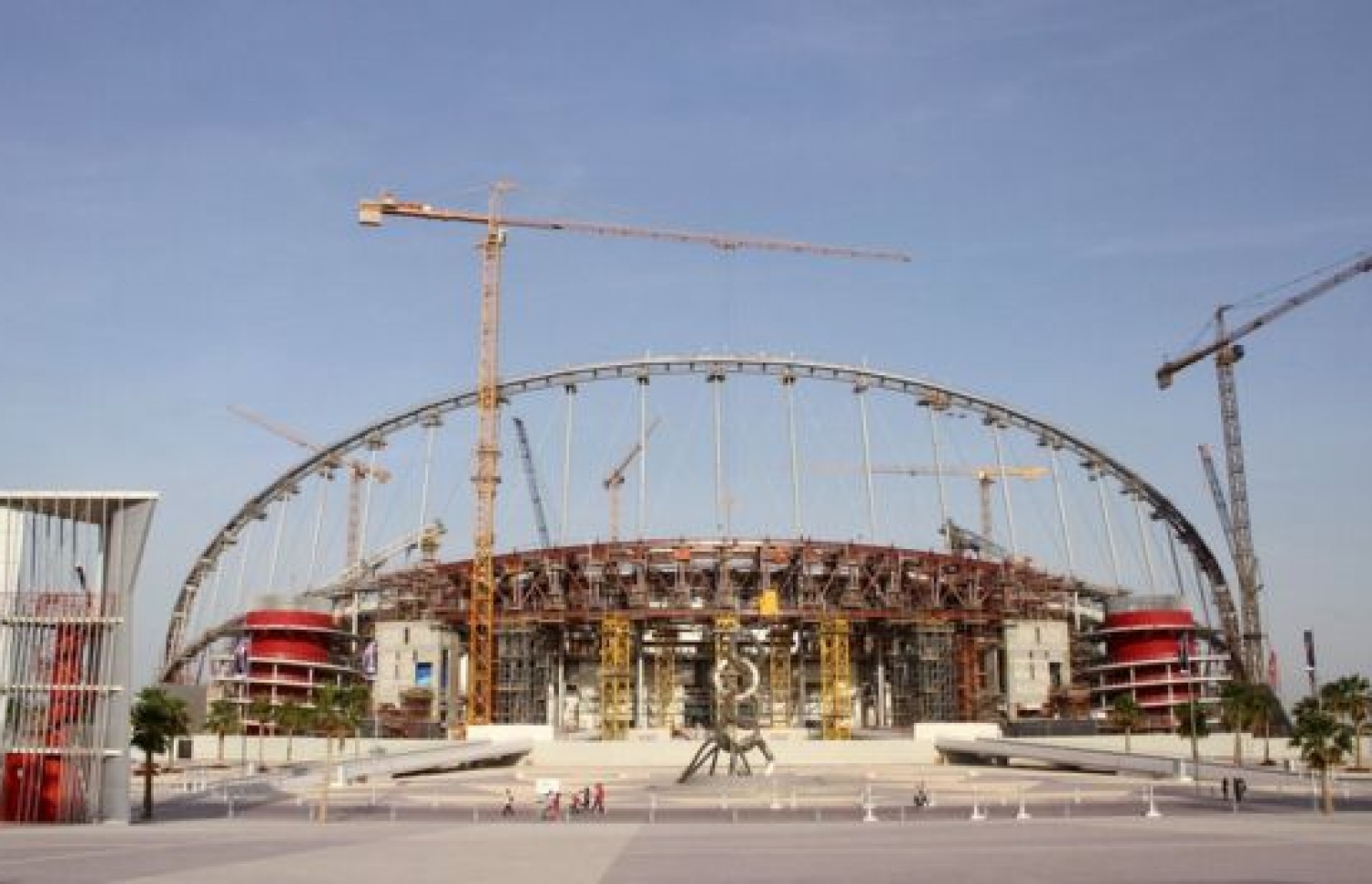 ވޯލްޑް ކަޕަށް ގަތަރުން ދަނީ އަށް ސްޓޭޑިއަމް ތައްޔާރު ކުރަމުން. --ފޮޓޯ:ރޮއިޓާސް