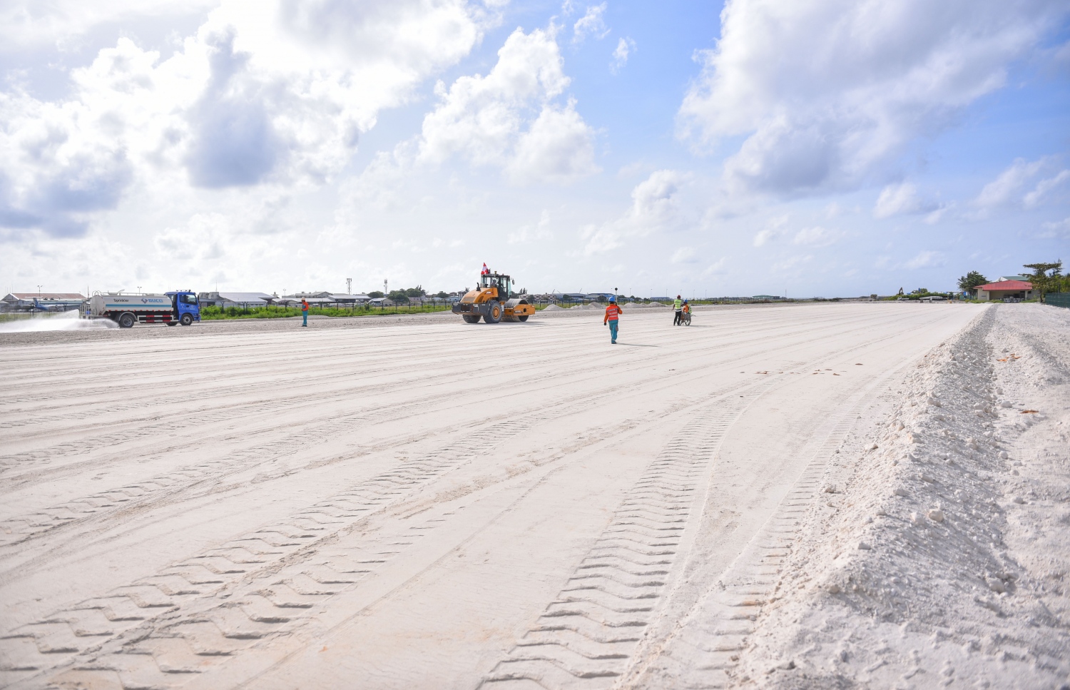 އެއާޕޯޓުގެ އާ ރަންވޭ ހަދަން ވެލި އަޅައި ހިއްކި ސަރަހައްދު: މިއީ އެ އެއާޕޯޓުގައި މިހާތަނަށް ހިންގި އެންމެ ބޮޑު މަޝްރޫއު.