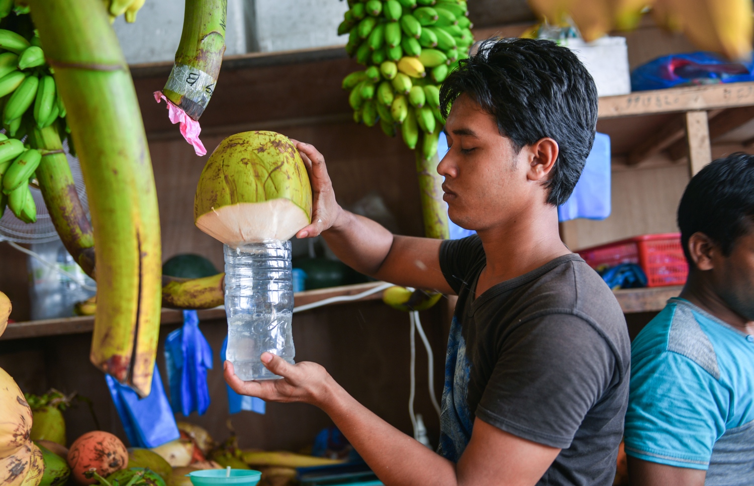 މާރުކޭޓުގެ ގޮޅިއެއްގައި މީހަކު ކުރުނބައެއް ކެނޑުމަށްފަހު ފުޅިއަކަށް އަޅަނީ.