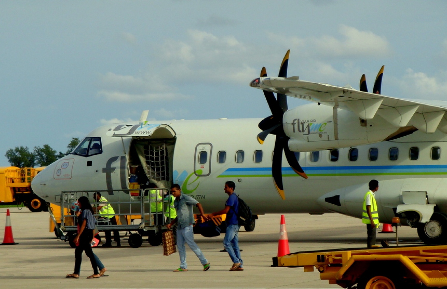 ފްލައިމީގެ ބޯޓެއް ގަން އެއާޕޯޓްގައި: އަލުން ދަތުރުތައް ފަށަން އަންނަނީ ތައްޔާރުވަމުން.---ފޮޓޯ/ އަހުމަދު އަދުޝަން