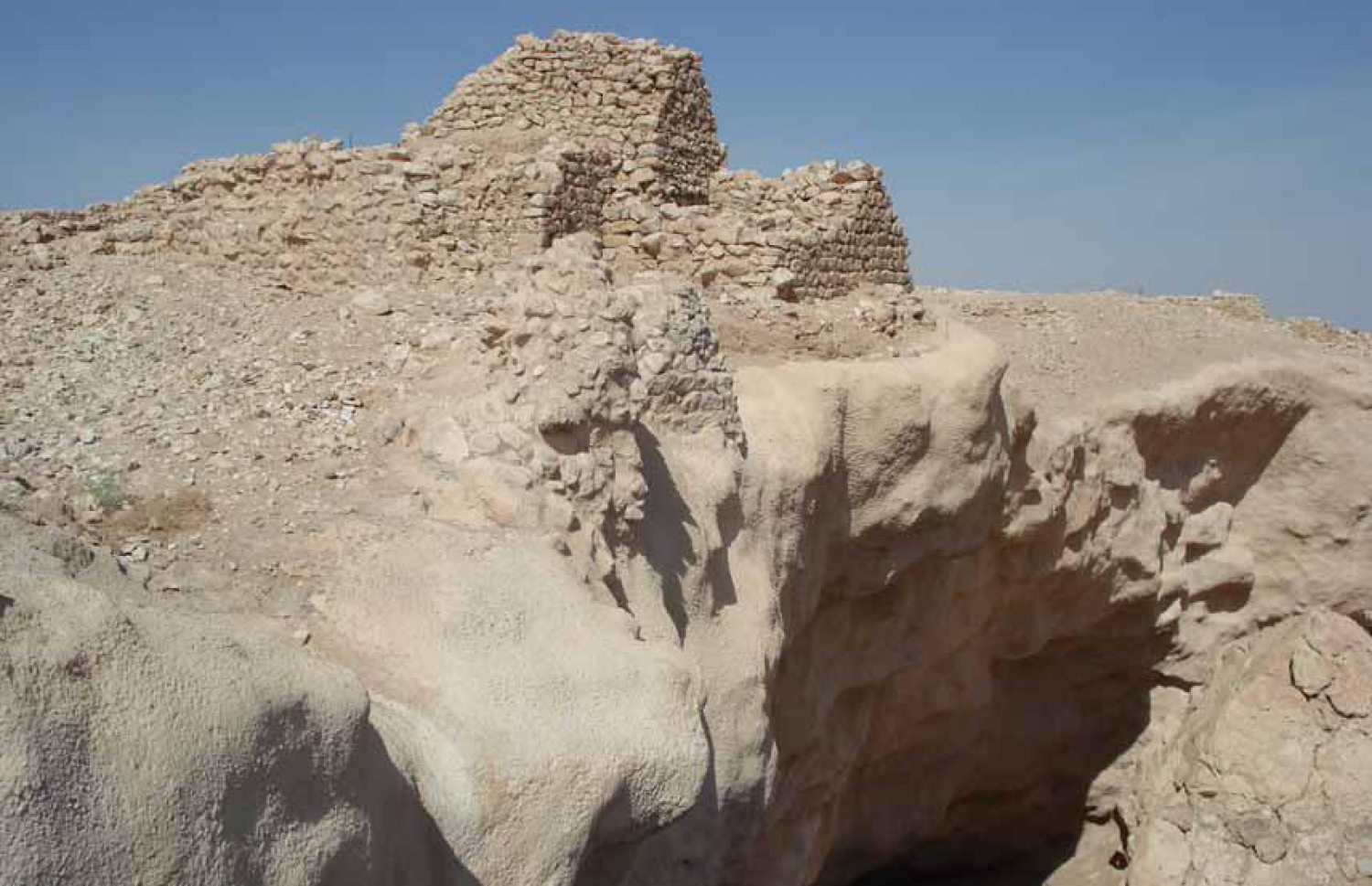 އުންމާންގެ ހުޅަނގު ސަހަރާގެ ތެރެއިން ފެނުނު އާސާރީ ސަރަހައްދުގައި ކުރީ ޒަމާނެއްގައި ބިނާކޮށްފައިވާ އިމާރާތެއްގެ ބައިތަކެއް. މިއީ ޢާދު ބާގައި މީހުން ދިރިއުޅުނު ސަރަހައްދު ކަމަށް ދިރާސާ ކުރާ ފަރާތްތަކުން ލަފާ ކުރޭ.