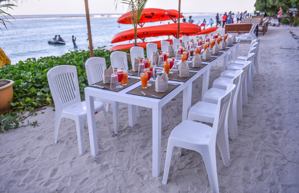 ހުޅުމާލޭގައި ހުންނަ އޯޝަން ގްރޭންޑް ގެސްޓް ހައުސްގައި ރޯދަ ވީއްލުމަށް ބީޗްގައި ކާބޯތަކެތި އަތުރައި ތައްޔާރުކޮށްފައި. -- ފޮޓޯ: ހުސެން ވަހީދު/މިހާރު