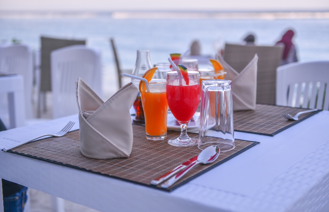 ހުޅުމާލޭގައި ހުންނަ އޯޝަން ގްރޭންޑް ގެސްޓް ހައުސްގައި ރޯދަ ވީއްލުމަށް ބީޗްގައި ކާބޯތަކެތި އަތުރައި ތައްޔާރުކޮށްފައި-- ފޮޓޯ: ހުސެން ވަހީދު/މިހާރު