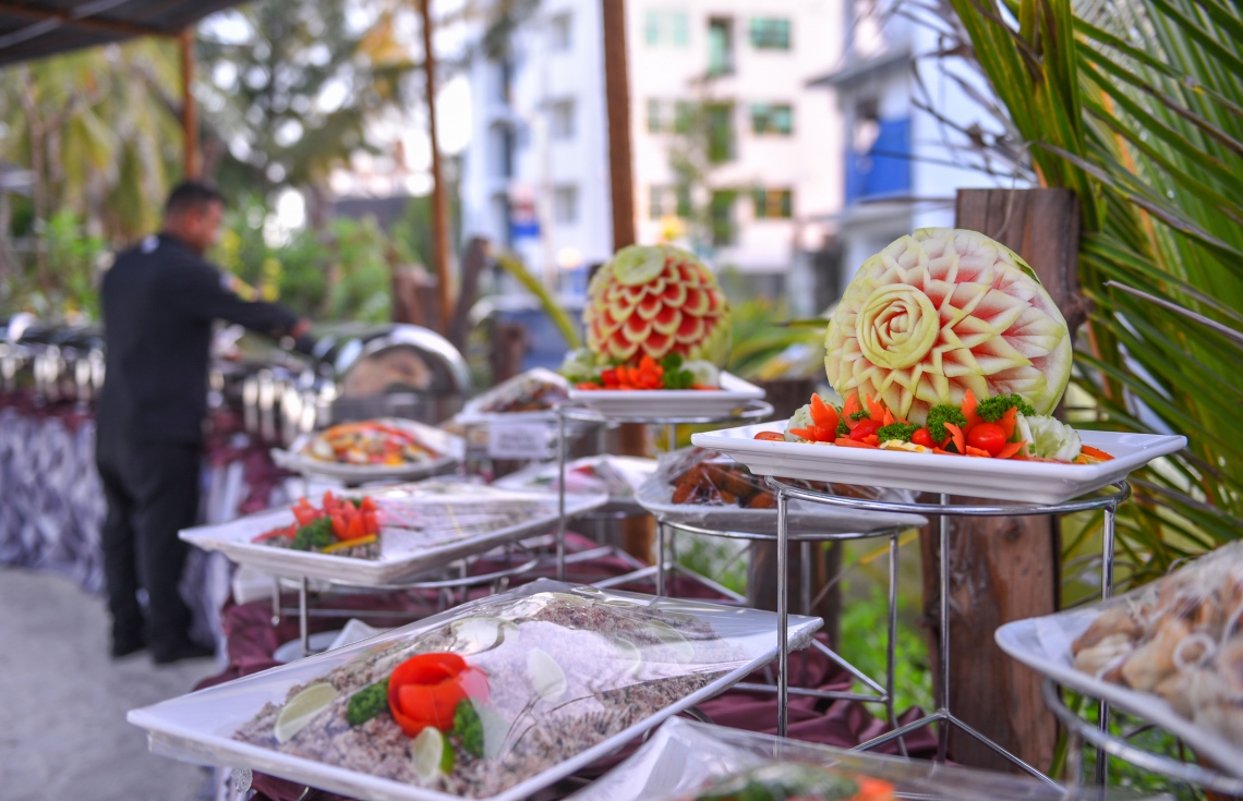 ހުޅުމާލޭގައި ހުންނަ އޯޝަން ގްރޭންޑް ގެސްޓް ހައުސްގައި ރޯދަ ވީއްލުމަށް ބީޗްގައި ކާބޯތަކެތި އަތުރައި ތައްޔާރުކުރުމުގައި ވެއިޓަރުން ހަރަކާތްތެރިވަނީ. -- ފޮޓޯ: ހުސެން ވަހީދު/މިހާރު