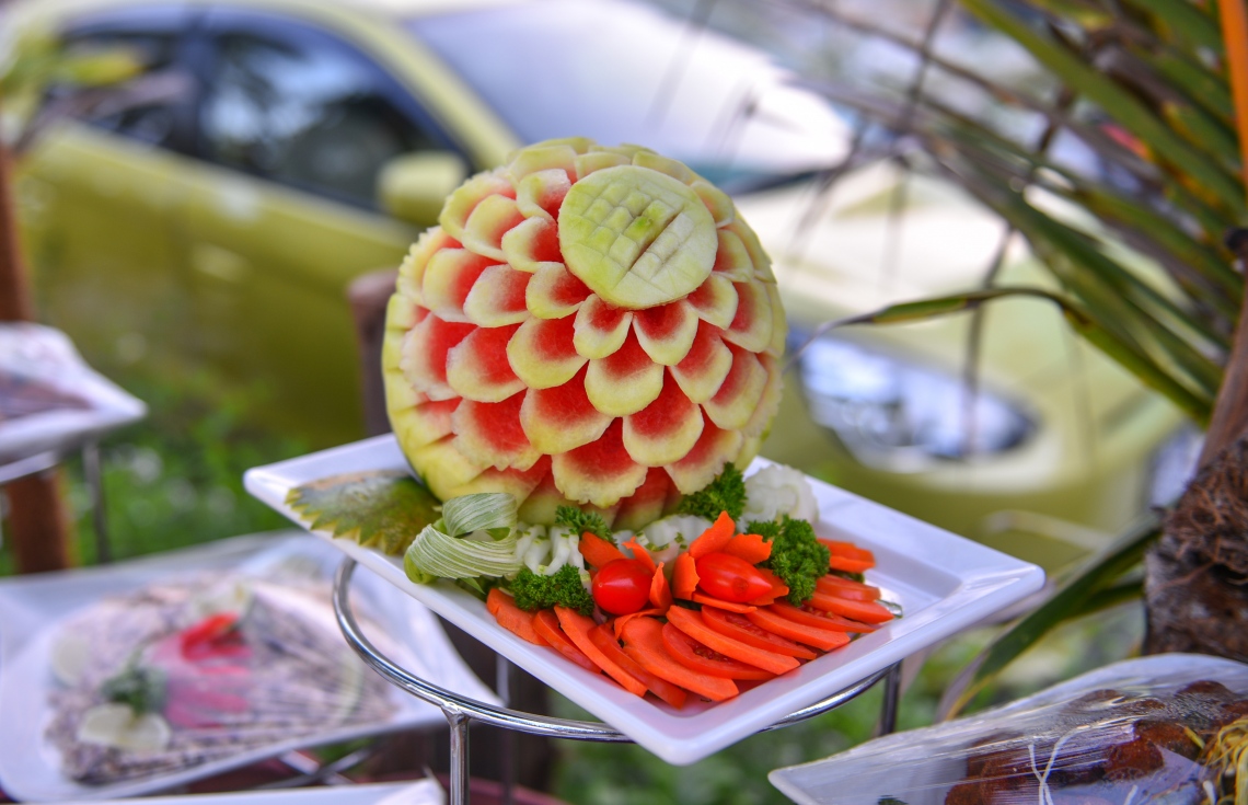 ހުޅުމާލޭގައި ހުންނަ އޯޝަން ގްރޭންޑް ގެސްޓް ހައުސްގައި ރޯދަ ވީއްލުމަށް ބީޗްގައި ކާބޯތަކެތި އަތުރައި ތައްޔާރުކޮށްފައި. -- ފޮޓޯ: ހުސެން ވަހީދު/މިހާރު