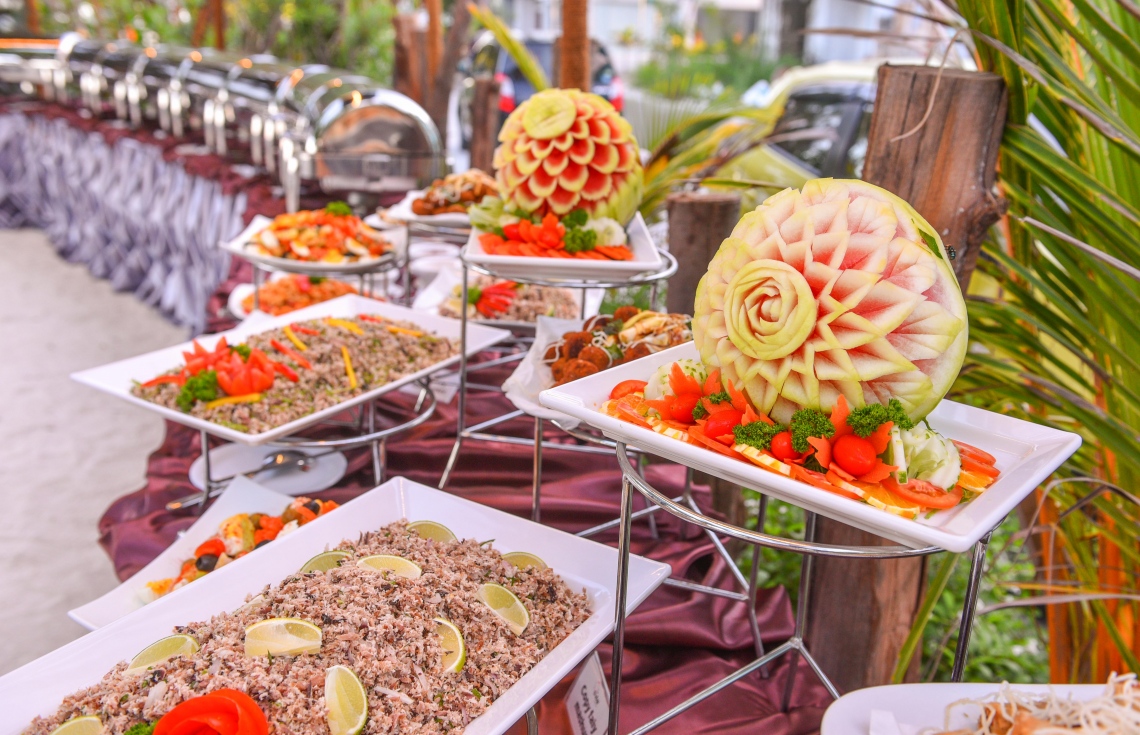 ހުޅުމާލޭގައި ހުންނަ އޯޝަން ގްރޭންޑް ގެސްޓް ހައުސްގައި ރޯދަ ވީއްލުމަށް ބީޗްގައި ކާބޯތަކެތި އަތުރާފައި -- ފޮޓޯ: ހުސެން ވަހީދު/މިހާރު