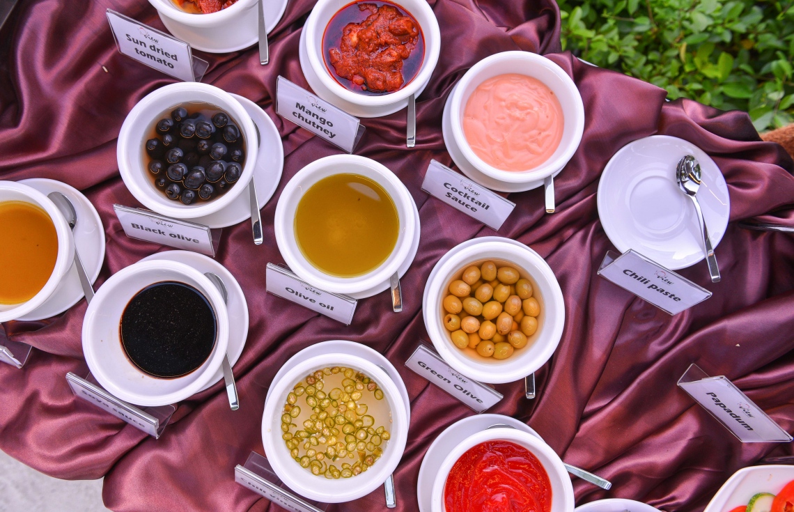 ހުޅުމާލޭގައި ހުންނަ އޯޝަން ގްރޭންޑް ގެސްޓް ހައުސްގައި ރޯދަ ވީއްލުމަށް ބީޗްގައި ކާބޯތަކެތި އަތުރައި ތައްޔާރުކޮށްފައި. -- ފޮޓޯ: ހުސެން ވަހީދު/މިހާރު