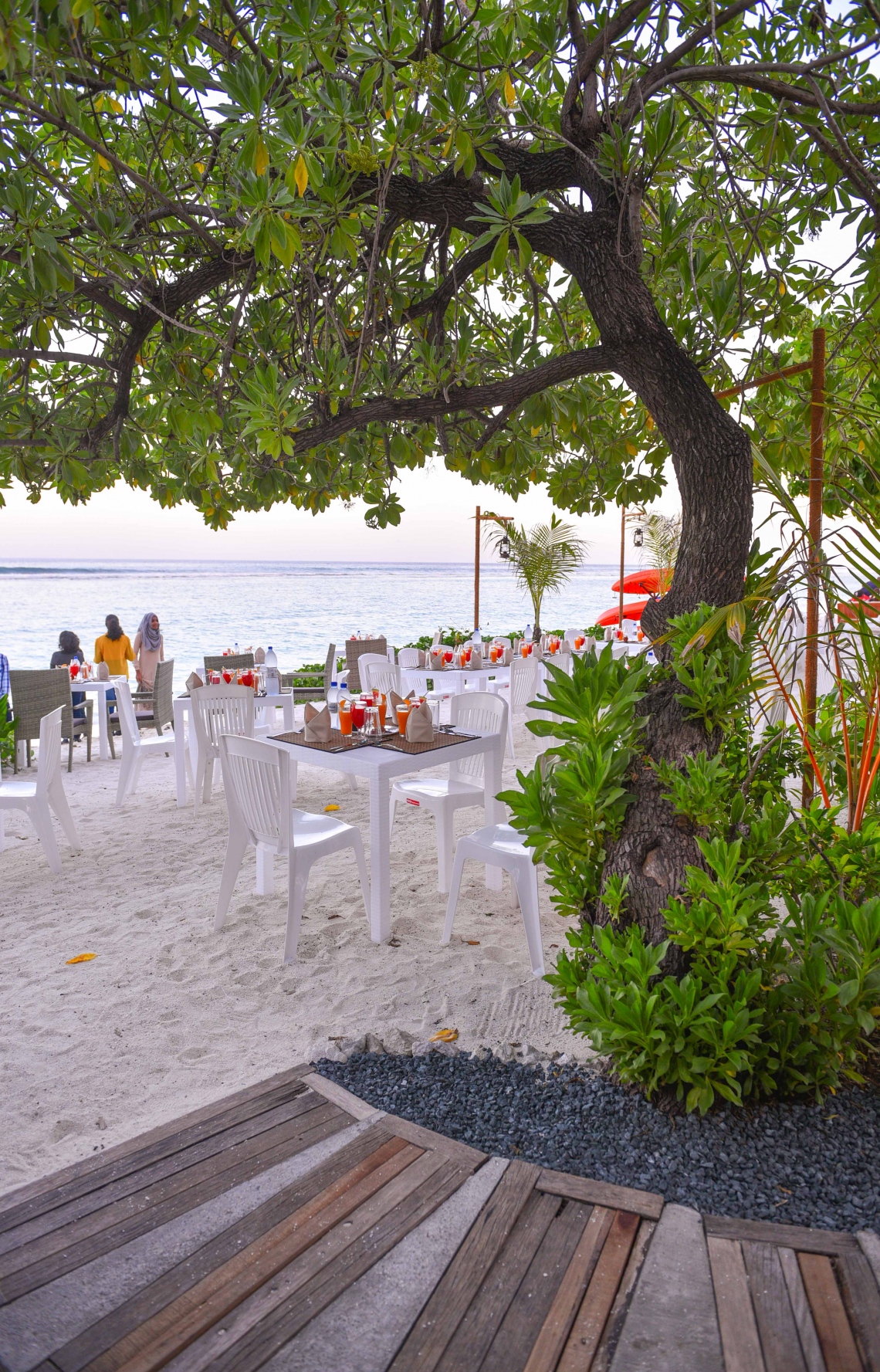 ހުޅުމާލޭގައި ހުންނަ އޯޝަން ގްރޭންޑާ ގެސްޓް ހައުސްއާ ދިމާލު ބީޗްގައި ރޯދަ ވީއްލުމަށް މޭޒުތަކުގައި ކާތަކެތި އަތުރާފައި. -- ފޮޓޯ: ހުސެން ވަހީދު/މިހާރު