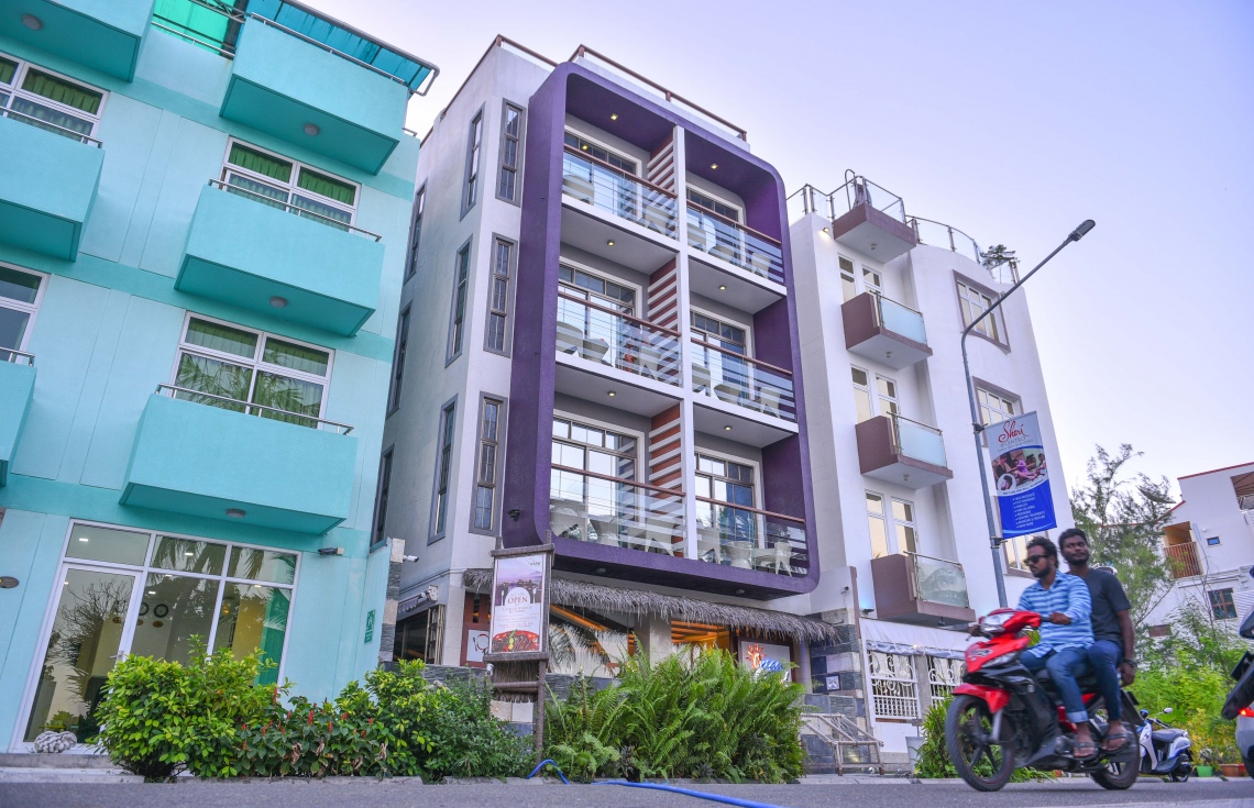 ހުޅުމާލޭގައި ހުންނަ އޯޝަން ގްރޭންޑާ ގެސްޓް ހައުސް. ކޯޕަރޭޓް އަދި އާއިލީ ހަފުލާތަކަށް މިތަނުން ހިދުމަތް ދޭ. -- ފޮޓޯ: ހުސެން ވަހީދު/މިހާރު