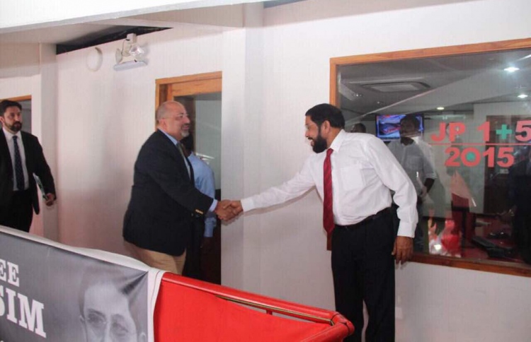 އެމެރިކާގެ ސަފީރު އިދިކޮޅު ފަރާތްތަކާ ބައްދަލުކޮށްފި