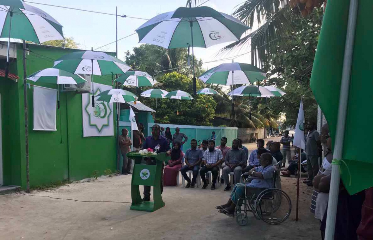 ތޮލަބަތުއްނޫރަށް 50 އަހަރު ފުރުން ފާހަގަކުރަން ބޭއްވި ރަސްމިއްޔާތުގައި އައްޔަބޭ (ފުރޮޮޅުލީ ގޮނޑީގައި އިށީނދެވަޑައިގެން) ބައިވެރިވެ ވަޑައިގަންނަވަނީ