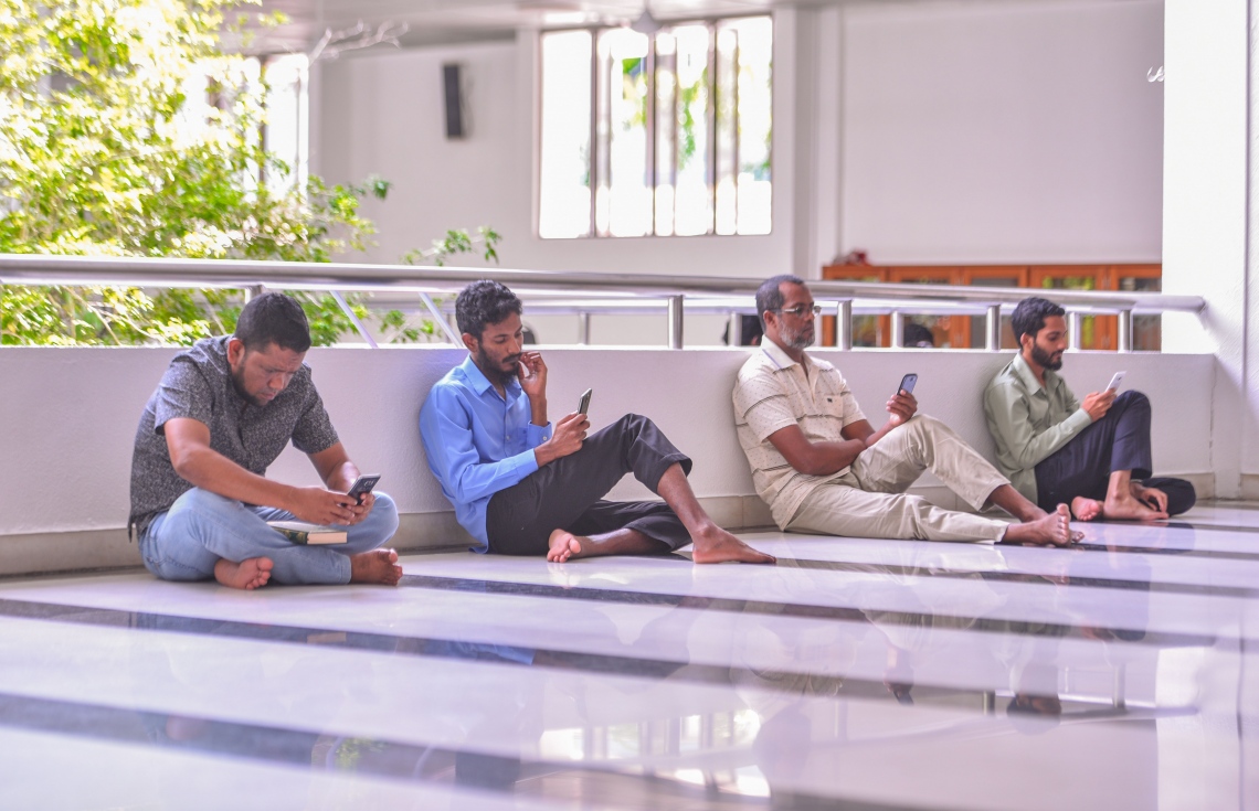 މާލެ: ޖޫން 17، 2017- އިސްލާމީ މަރުކަޒުގައި ބަޔަކު މޮބައިލް ފޯނުން ޤުރުއާން ކިޔަވަނީ: ޒަމާނަށް އައި ބަދަލާއެކު މޮބައިލް ފޯނުން ޤުރުއާން ކިޔަވާ މީހުން އަންނަނީ އިތުރުވަމުން.---މިހާރު ފޮޓޯ: ހުސެއިން ވަހީދު