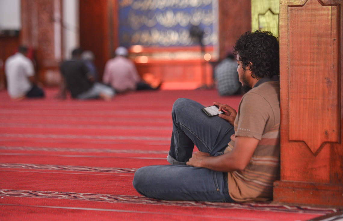 މާލެ: ޖޫން 17، 2017- މިސްކިތެއްގައި މީހަކު މޮބައިލް ފޯނުން ޤުރުއާން ކިޔަވަނީ: ޒަމާނަށް އައި ބަދަލާއެކު މޮބައިލް ފޯނުން ޤުރުއާން ކިޔަވާ މީހުން ގިނަ.---މިހާރު ފޮޓޯ: ހުސެއިން ވަހީދު