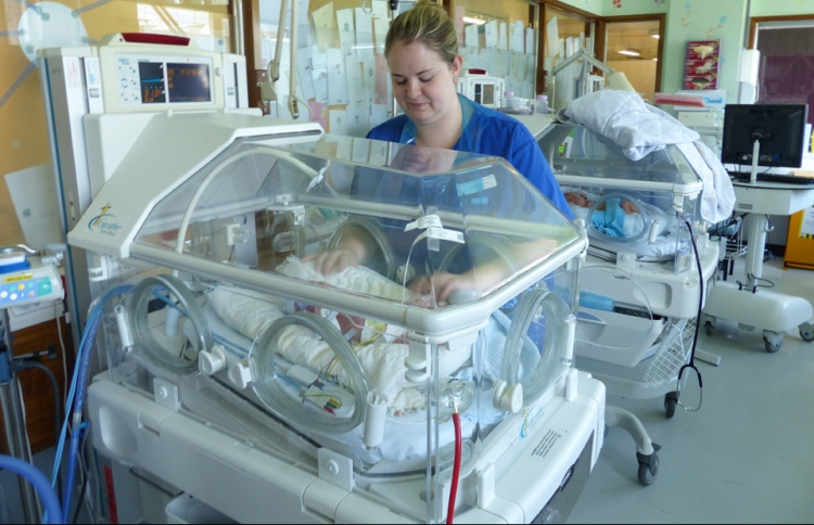 ދިވެހި އަންހެނަކު އެއްމާބަނޑު ހަތަރު ކުދިން ވިހައިފި