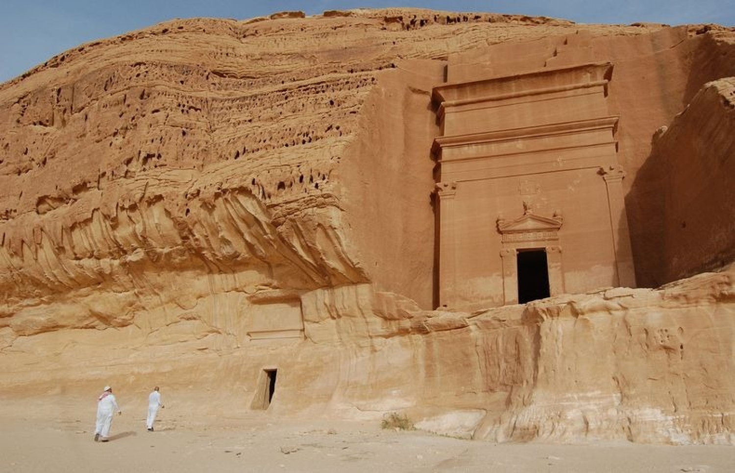 މަދާއިން ޞާލިޙްގެ ނަމުން މިހާރު މަޝްހޫރުވެފައިވާ ސަރަހައްދުގައި، ޘަމޫދު ބާގައި މީހުން ފަރުބަދަ ކަނޑައިގެން ބިނާކުރި ބައެއް އިމާރާތްތައް.