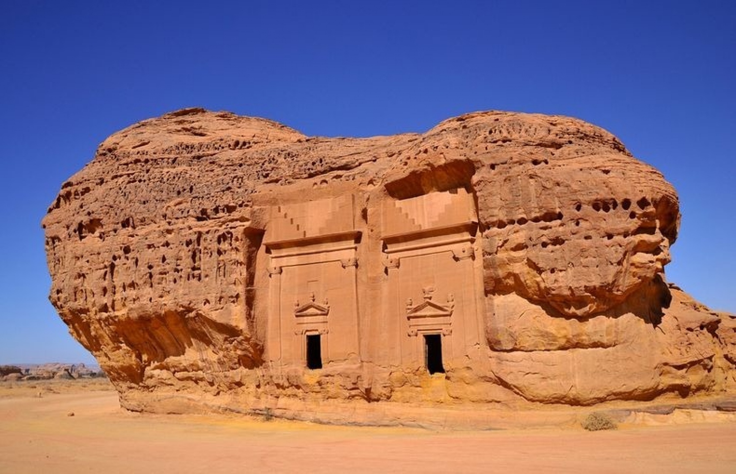 މަދާއިން ޞާލިޙްގެ ނަމުން މިހާރު މަޝްހޫރުވެފައިވާ ސަރަހައްދުގައި، ޘަމޫދު ބާގައި މީހުން ފަރުބަދަ ކަނޑައިގެން ބިނާކުރި ބައެއް އިމާރާތްތައް.