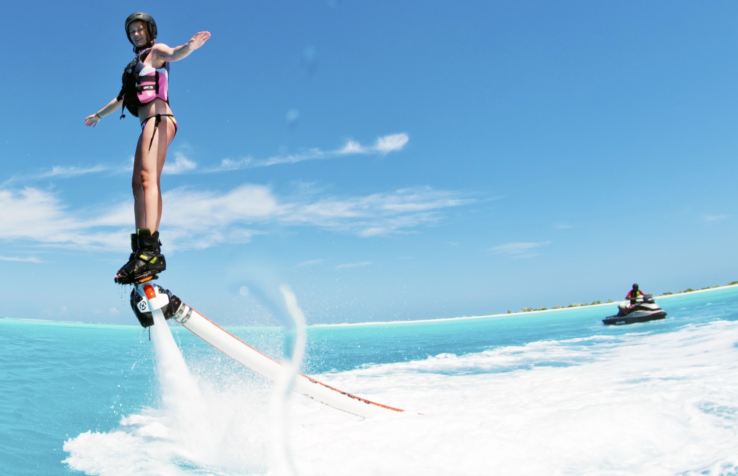 ސަން އައިލެންޑް ރިސޯޓުގެ މޫދުގައި ޓޫރިސްޓަކު ފްލައި ބޯޑު ދުއްވަނީ: މިއީ އާއިލާއާ އެކު ޗުއްޓީ ހޭދަކޮށްލަން ވަރަށް ހިތްގައިމު ރިސޯޓެއް. --ފޮޓޯ: ނިޝާން އަލީ /މިހާރު