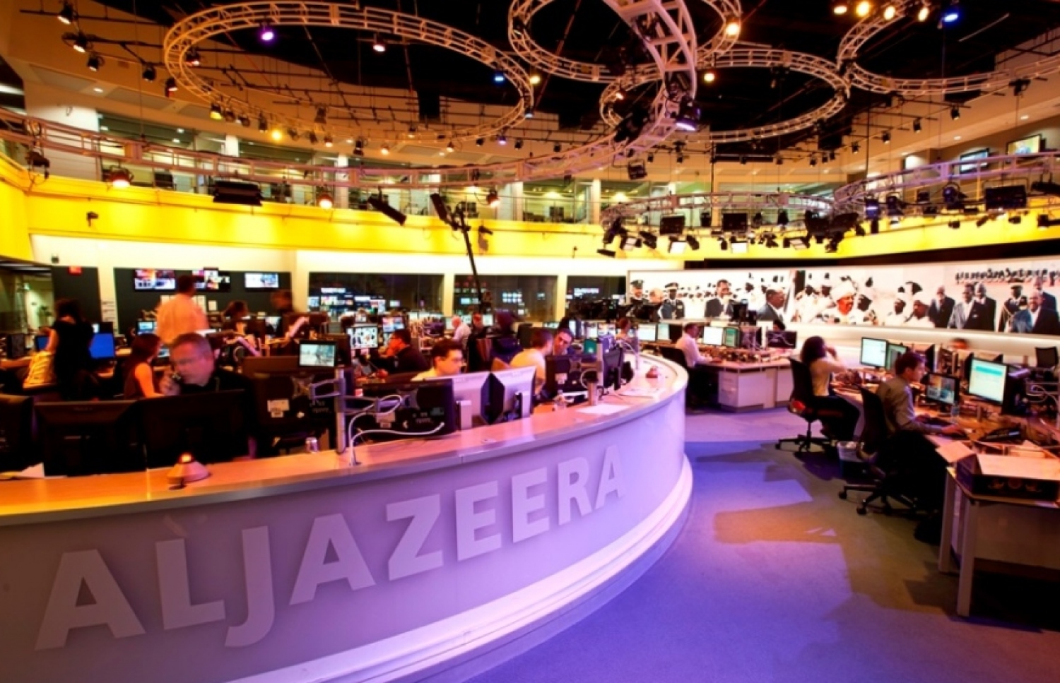 އަލްޖަޒީރާ ޓީވީ ޗެނަލްގެ ސްޓޫޑިއޯއެއް: އަރަބި ގައުމުތަކުގެ ސަރުކާރުތަކާ ދެކޮޅު ހަރަކާތްތަކަށް ވަރަށް ބޮޑަށް ތާއީދު ކުރާ ކަމަށް ސައޫދީ އާއި މިސްރުން ތުހުމަތު ކުރޭ.