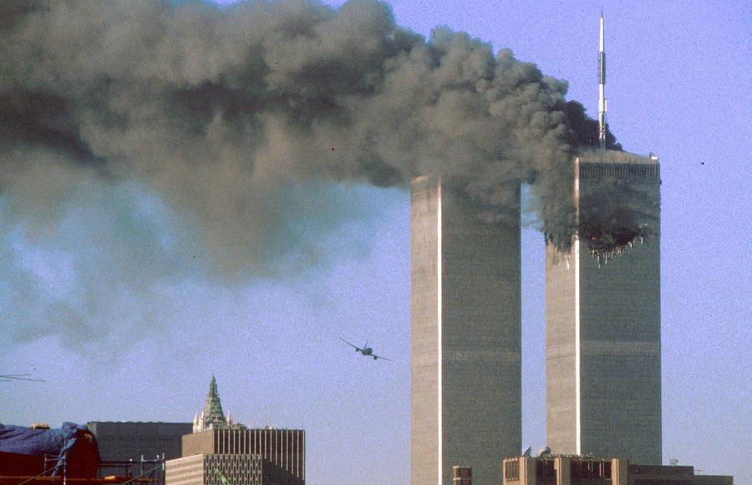 ސެޕްޓެމްބަރ 11، 2001 ގައި އެމެރިކާގެ ޓުވިން ޓަވަރުގެ އެއް ޓަވަރުގައި ރޯވެ އަނދަމުން ދާއިރު، ދެ ވަނަ ޓަވަރުގައި ޖެއްސުމަށް ދެ ވަނަ މަތިންދާބޯޓެއް އަންނަނީ.