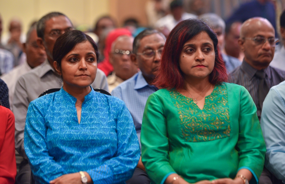 މާލެ: ޖޫން 21، 2017- މި ރޯދަމަހުގެ 27 ވިލޭރެއާ ދިމާކޮށް މައުމޫން ފައުންޑޭޝަނުން ބޭއްވި އިހްޔާ ޖަލްސާގައި ކުރީގެ ރައީސް އަދި އެ ފައުންޑޭޝަންގެ ޗެއާމަން މައުމޫން އަބްދުލް ގައްޔޫމް ދެ ދަރިކަނބަލުން ކަމަށްވާ ދުންޔާ މައުމޫން (ކ) އަދި ޔުމްނާ މައުމޫން ބައިވެރިވެވަޑައިގަންނަވަނީ.---މިހާރު ފޮޓޯ: ހުސެއިން ވަހީދު