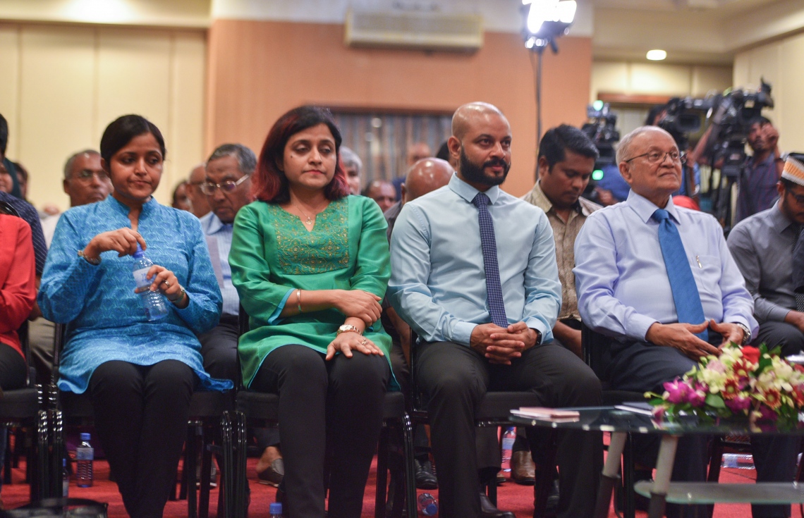 މާލެ: ޖޫން 21، 2017- މި ރޯދަމަހުގެ 27 ވިލޭރެއާ ދިމާކޮށް މައުމޫން ފައުންޑޭޝަނުން ބޭއްވި އިހްޔާ ޖަލްސާގައި ކުރީގެ ރައީސް އަދި އެ ފައުންޑޭޝަންގެ ޗެއާމަން މައުމޫން އަބްދުލް ގައްޔޫމް ތިން ބޭފުޅުން ކަަމަށްވާ ފާރިސް މައުމޫނާއި ދުންޔާ މައުމޫން އަދި ޔުމްނާ މައުމޫން ބައިވެރިވެވަޑައިގަންނަވަނީ.---މިހާރު ފޮޓޯ: ހުސެއިން ވަހީދު