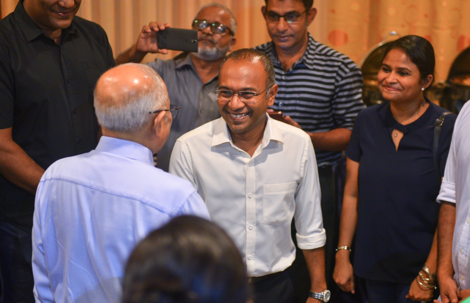 މި ރޯދަ މަހު މައުމޫން ފައުންޑޭޝަނުން ބޭއްވި އިހްޔާ ޖަލްސާގައި އެމްޑީޕީގެ ޗެއާޕާސަން ހަސަން ލަތީފު، ރައީސް މައުމޫނާއި ސަލާމް ކުރައްވަނީ .---މިހާރު ފޮޓޯ: ހުސެއިން ވަހީދު