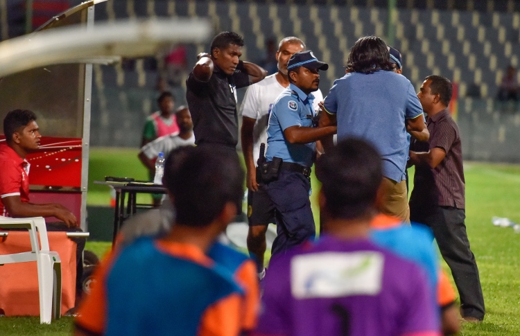 މާޒިޔާގެ ތިން އޮފިޝަލަކަށް އެފްއޭއެމުން އަދަބުދީފި