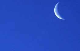 މި ރޯދަ މަހުގެ 25 ވަނަ ދުވަހުގެ ރޭގެ ހަނދު ކުވައިތަށް ފެންނަން ހުރި ގޮތް: އިސްލާމީ ހުރިހާ ގައުމެއްގައި ވެސް މިރޭ އީދަށް ހަނދު ބެލުން އޮންނާނެ. ފޮޓޯ އޭއެފްޕީ