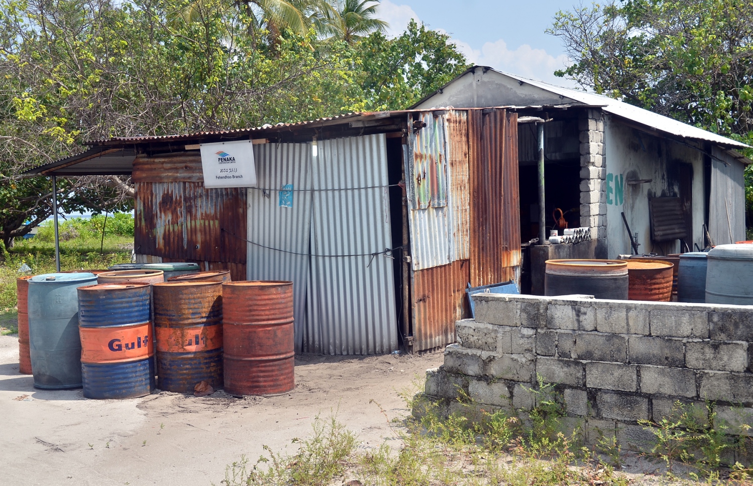 ބ. ފެހެންދޫގައި ފެނަކަ އިން ހިންގާ އިންޖީނުގެ. އިތުރު ޖަނަރޭޓަރުތައް ލިބުމުން މިފަދަ އިންޖީނުގެތަކުގެ ބަދަލުގައި ރަނގަޅު ފެންވަރުގެ އިންޖީނުގެ ހަދާނެ. ފޮޓޯ: އަހްމަދު އަބްދުﷲ ސައީދު/މިހާރު