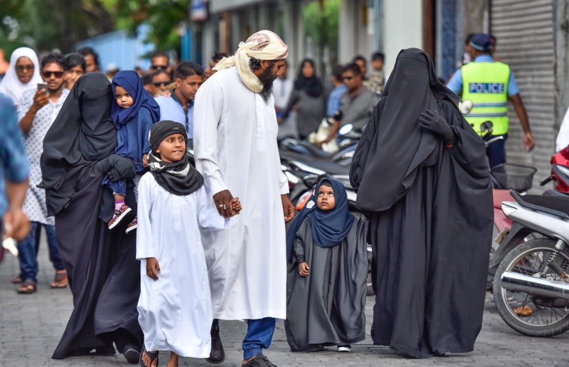 މާލެ: ޖޫން 25، 2017- މާފަންނު ސްޓޭޑިއަމްގައި ބޮޑު ޖަމާއަތުގައި މި އަހަރުގެ ފިތުރު އީދު ނަމާދަށް ބަޔަކު ދަނީ.---މިހާރު ފޮޓޯ: ނިޝާން އަލީ