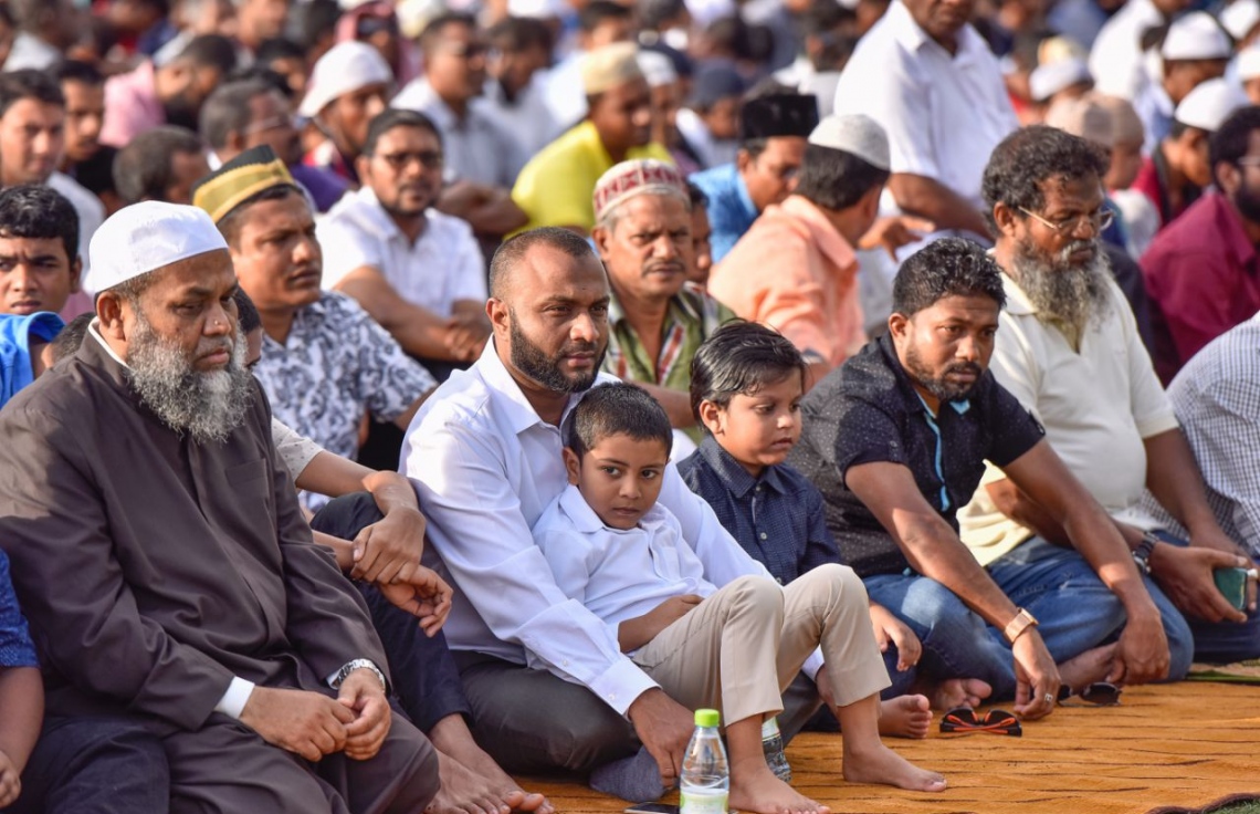 މާލެ: ޖޫން 25، 2017- މާފަންނު ސްޓޭޑިއަމްގައި ބޮޑު ޖަމާއަތުގައި މި އަހަރުގެ ފިތުރު އީދު ނަމާދަށް ހާޒިރުވި މީހުން.---މިހާރު ފޮޓޯ: ނިޝާން އަލީ