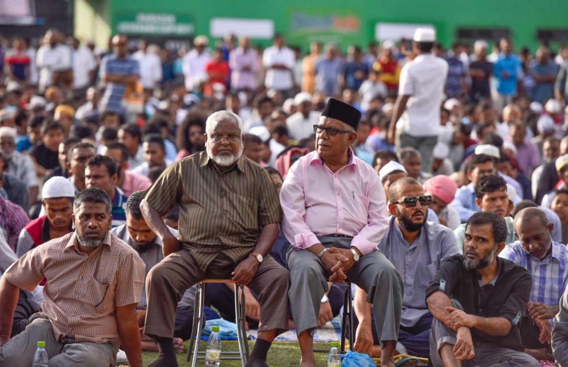 މާލެ: ޖޫން 25، 2017- މާފަންނު ސްޓޭޑިއަމްގައި ބޮޑު ޖަމާއަތުގައި މި އަހަރުގެ ފިތުރު އީދު ނަމާދަށް ހާޒިރުވި މީހުން.---މިހާރު ފޮޓޯ: ނިޝާން އަލީ