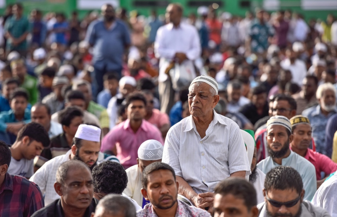 މާލެ: ޖޫން 25، 2017- މާފަންނު ސްޓޭޑިއަމްގައި ބޮޑު ޖަމާއަތުގައި މި އަހަރުގެ ފިތުރު އީދު ނަމާދަށް ހާޒިރުވި މީހުން.---މިހާރު ފޮޓޯ: ނިޝާން އަލީ